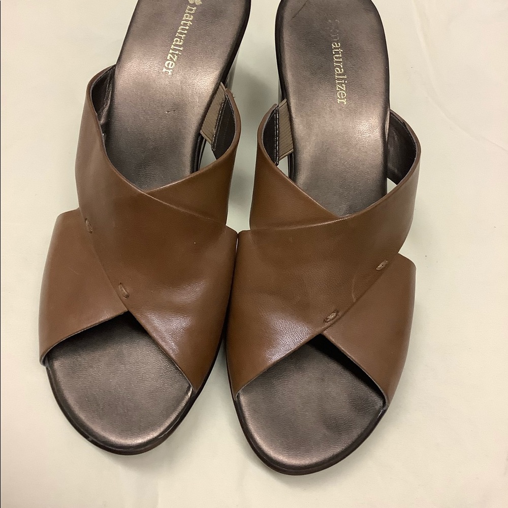 Women’s 9M brown leather slide shoes by naturalizer pre loved